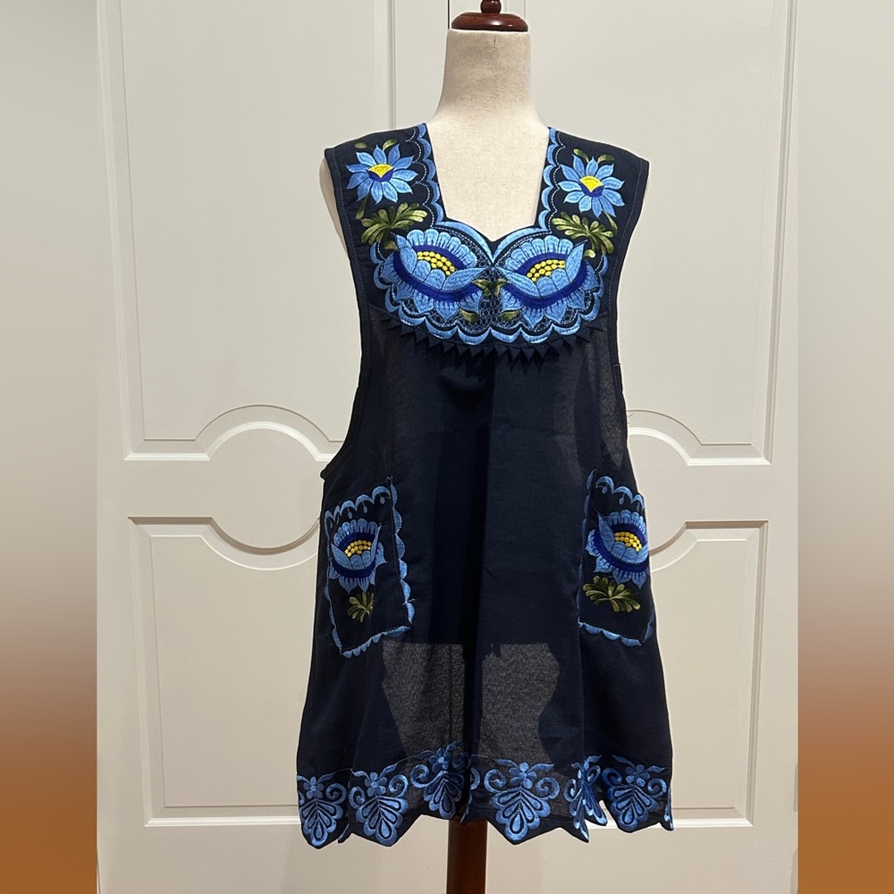 One of a Kind Traditional Oaxaca Apron  with pockets and flower Embroidery.Large